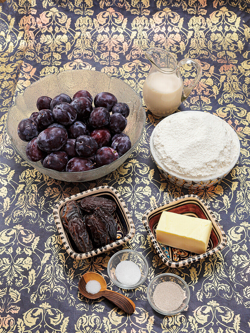 Zutaten für Pflaumenkuchen: Pflaumen, Mehl, Butter, Zucker, Hefe, Milch