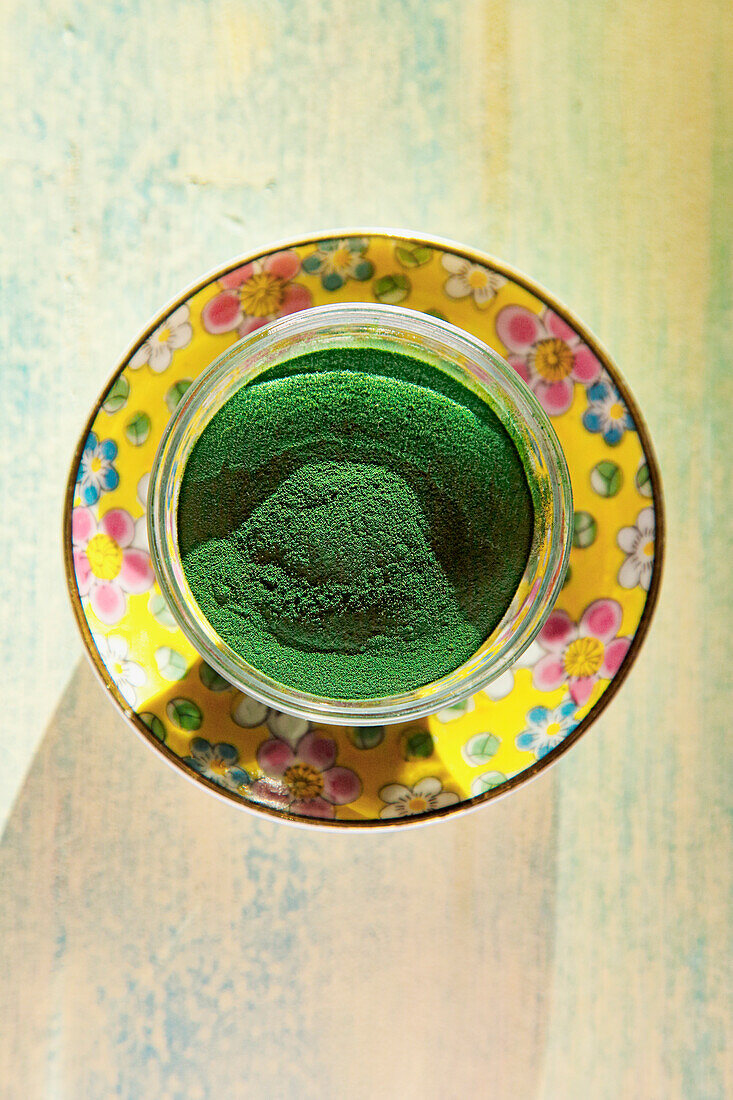 Spirulina-Algenpulver in Schale