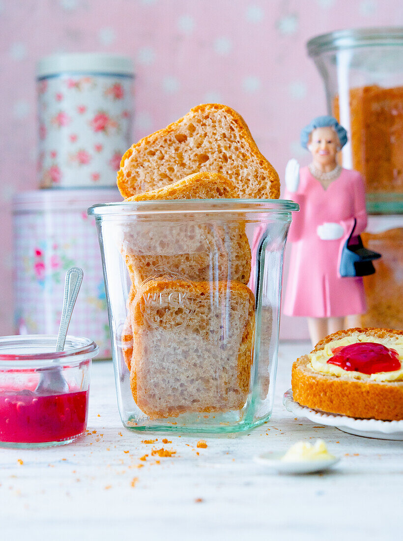 Englischer Buttertoast mit Himbeermarmelade