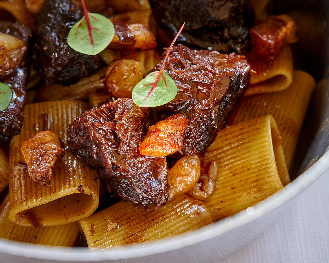 Paccheri mit geschmorter Rinderbacke und Kräutern