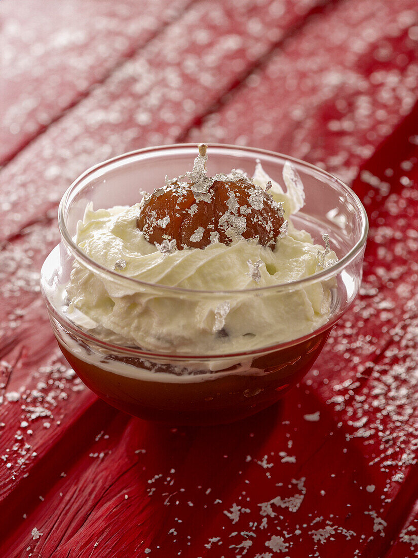 Mont Blanc mit kandierten Maronen und Silberflocken