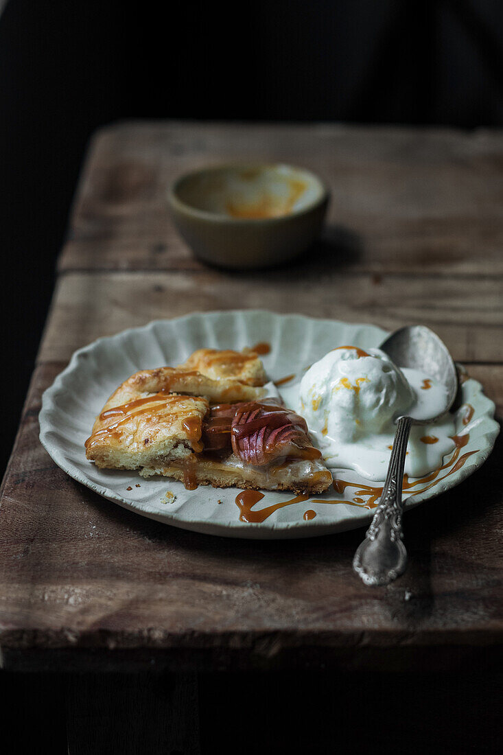 Apfel-Galette mit Vanilleeis und Karamellsauce