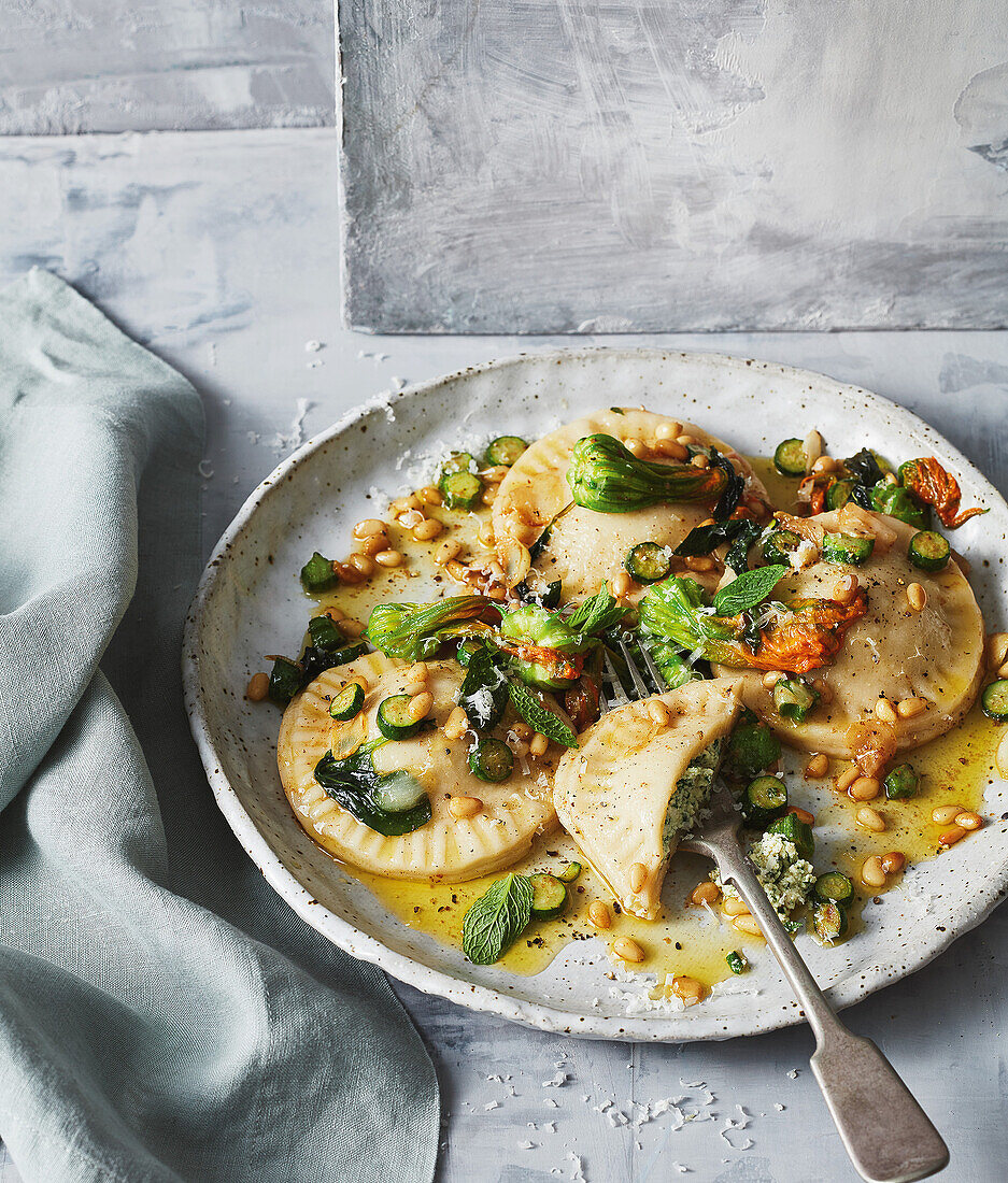 Maltesische Ricotta-Ravioli mit Zucchiniblüten in brauner Butter