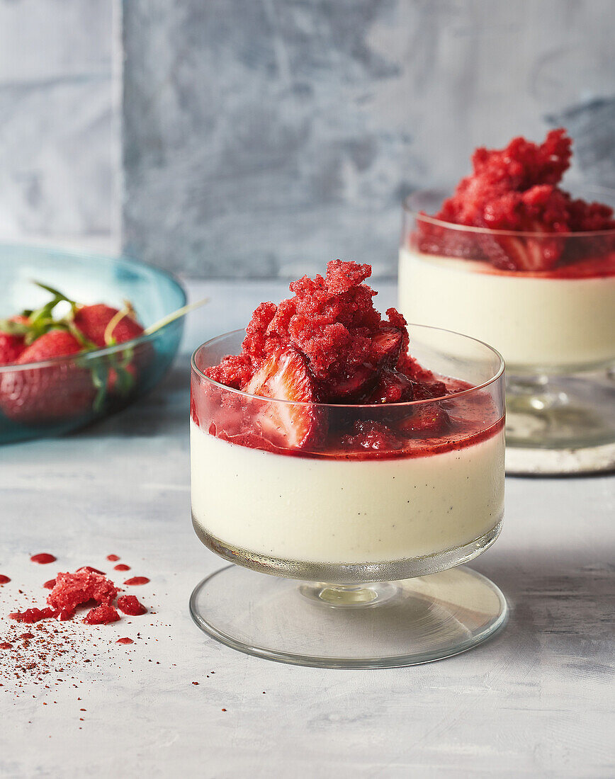 Vanille-Joghurt-Pannacotta mit Sumach-Erdbeeren-Granita