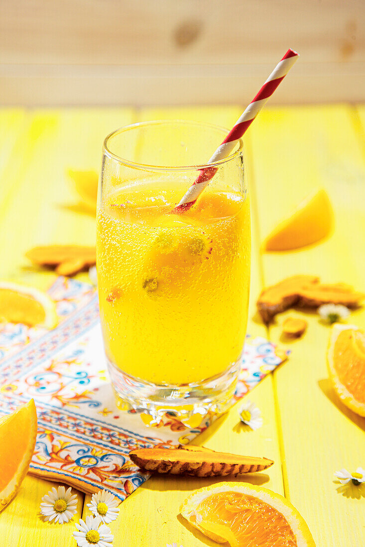 Orangensaft im Glas mit Papier-Strohhalm