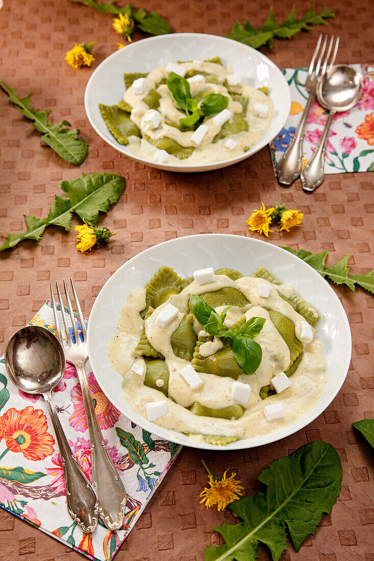 Löwenzahn-Ravioli mit Schafskäse und Sahnesauce