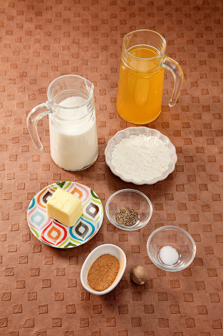 Ingredients for light-coloured cream sauce