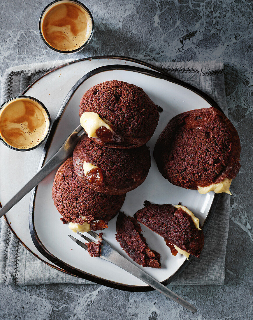 Chocolate crisp pastry with banana cream filling