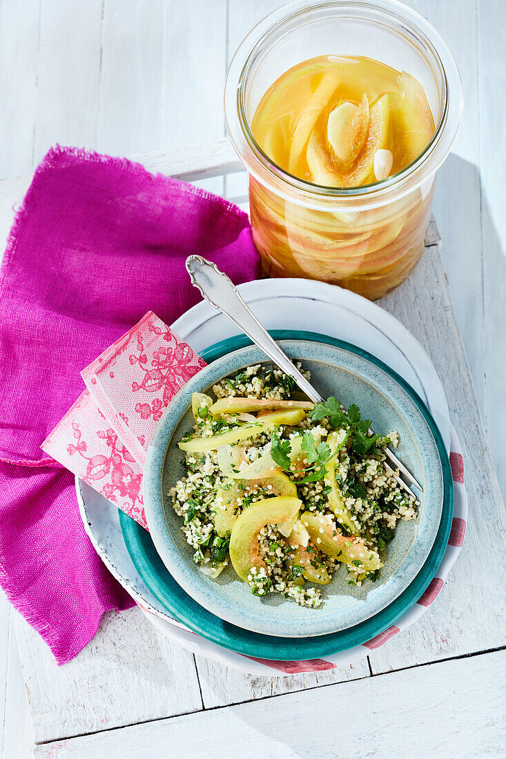 Veganer Couscous-Salat mit gepickelter Melonenschale