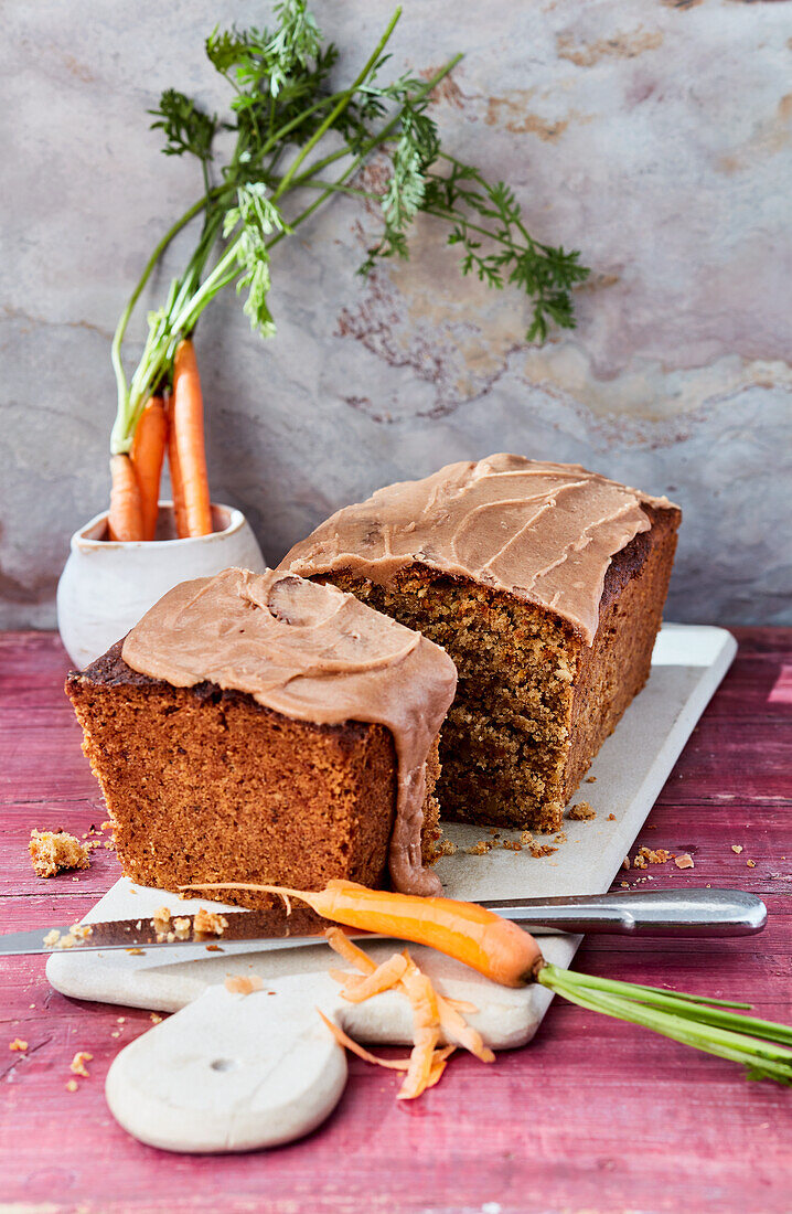 Möhrenkuchen mit Haselnüssen und pürierten Möhrenschalen