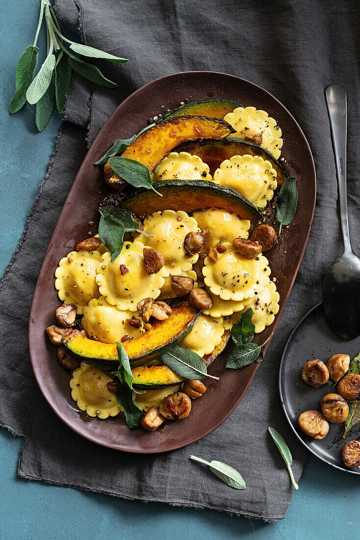 Hausgemachte Ravioli mit Kürbis, Maronen und Salbei