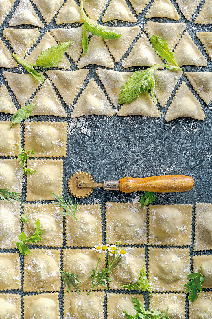 Selbstgemachte Ravioli und Pansotti dekoriert mit Kräutern