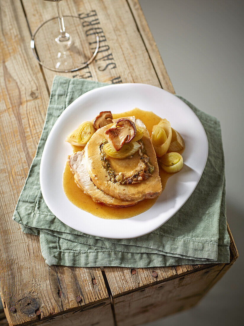 Gefüllte Geflügelroulade mit Pilzen und Eskariol