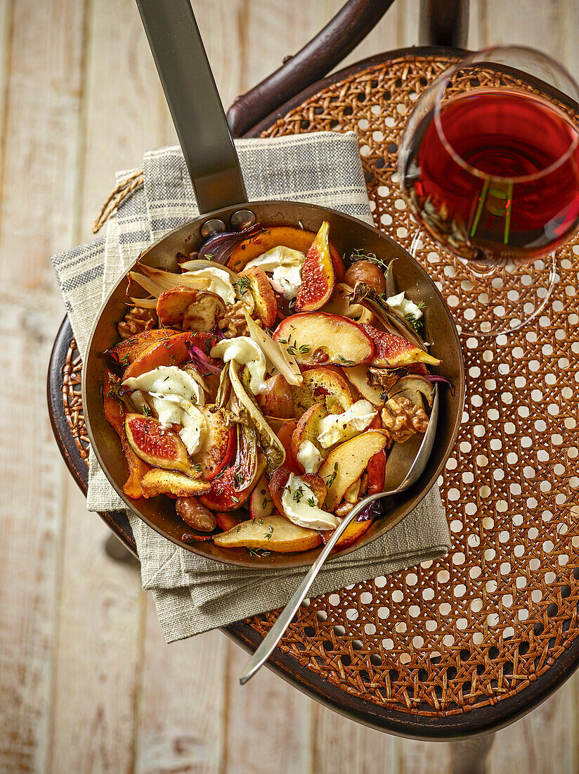 Ofenpfanne mit Ziegenkäse, Feigen und Walnüssen