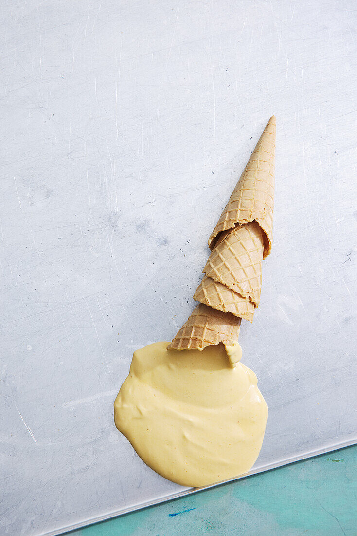 Selbstgemachtes Aprikosen-Buttereis in Eiswaffeln