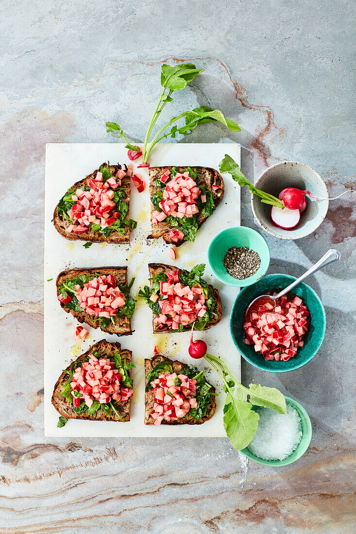 Süß-saure Radieschen-Bruschetta mit Radieschengrün-Kräutersalat