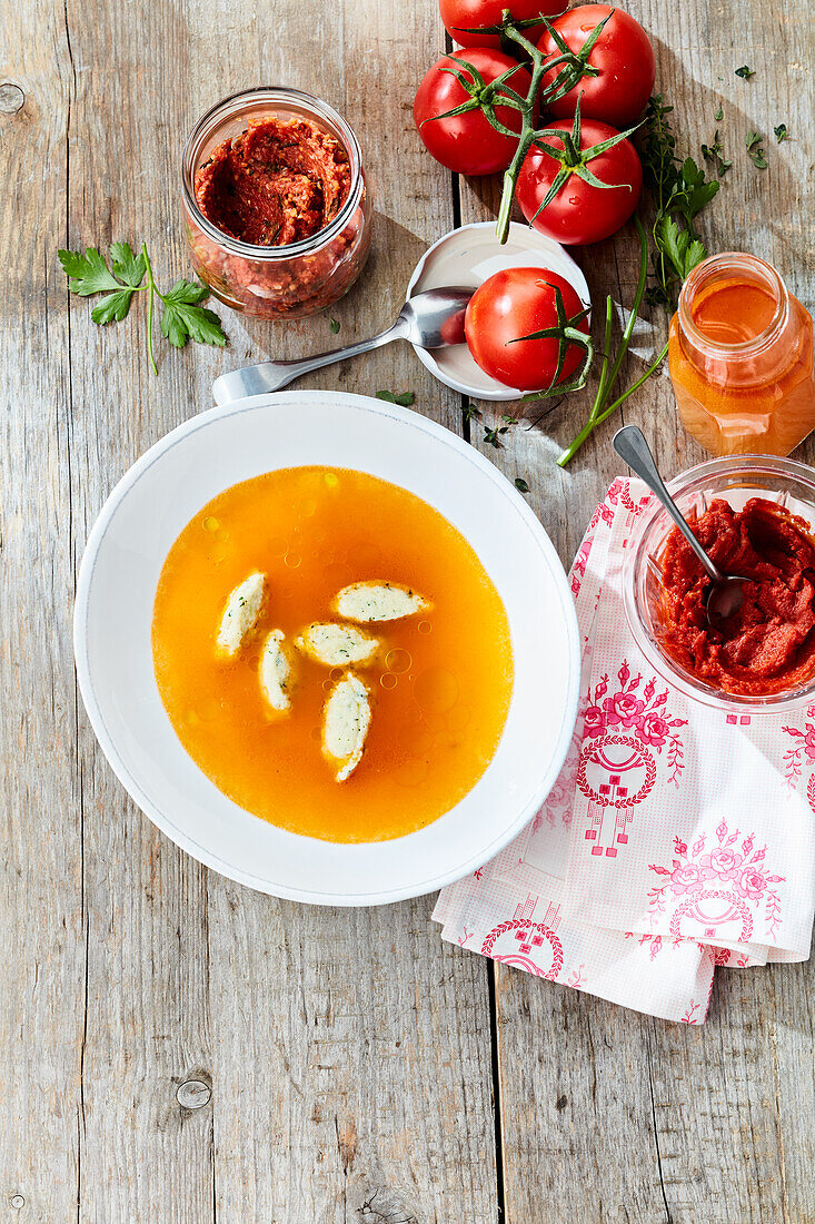 Tomatenfond mit Grießklößchen