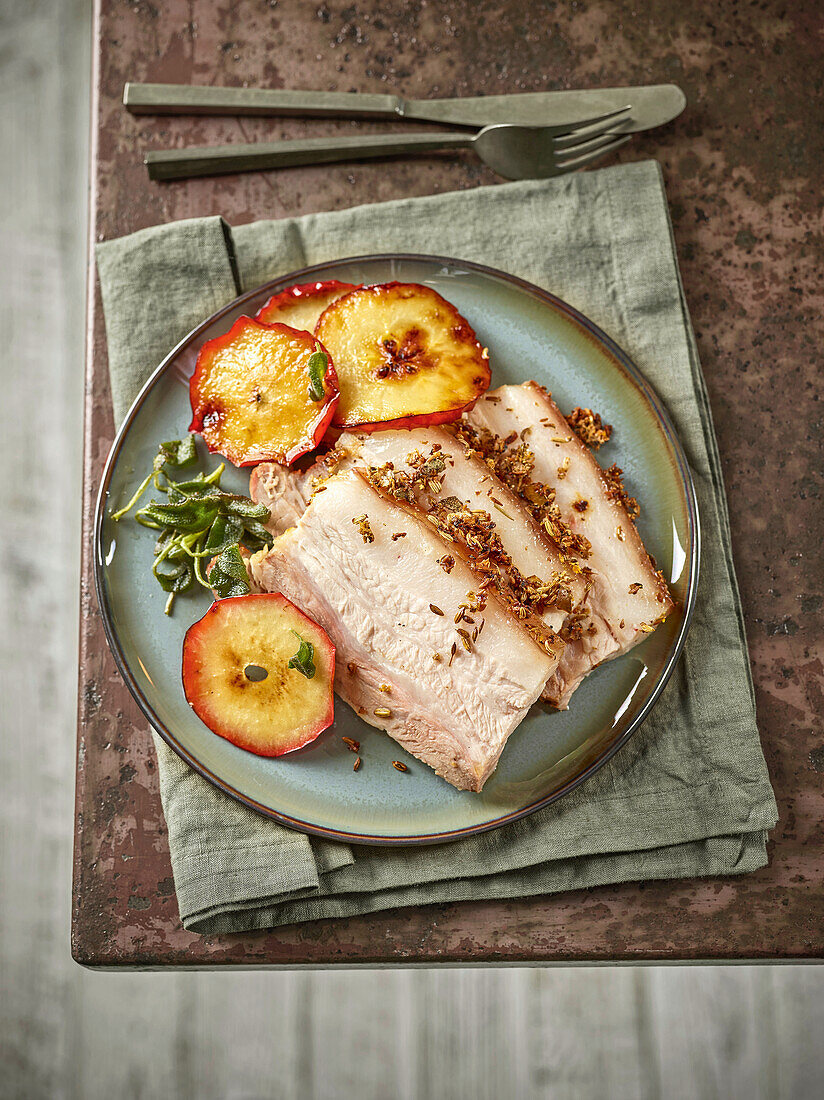 Gewürzter Schweinebauch mit karamellisierten Äpfeln