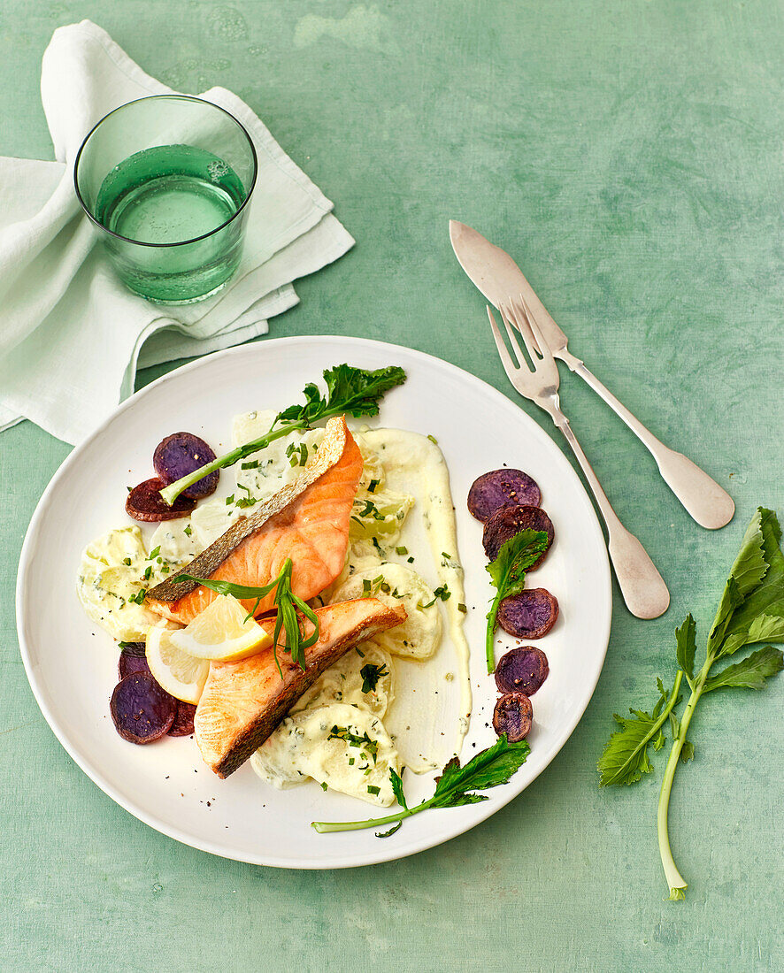 Lachs auf Kohlrabigemüse mit lila Kartoffelchips