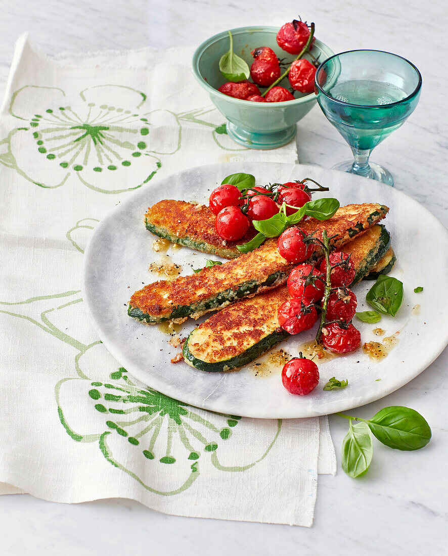 Geröstete Zucchini mit Kirschtomaten aus dem Ofen