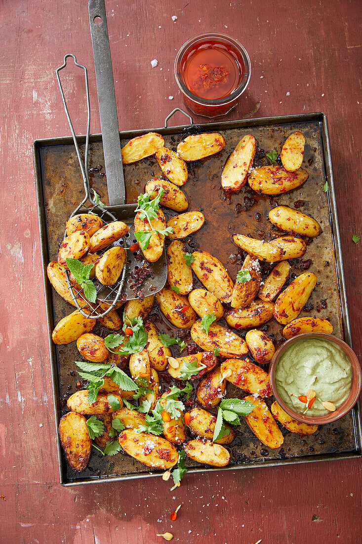 Gebackene Ofenkartoffeln in hausgemachter Harissa-Paste