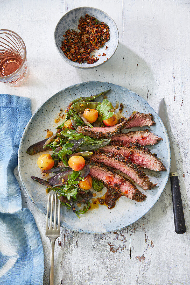 Flanksteak mit Pfeffer-Orangen-Rub an Rucola-Kirsch-Salat