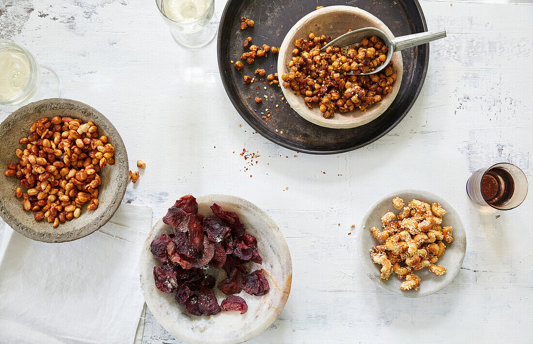 Rote-Bete-Chips, Chili-Kichererbsen, Cashewkerne in Tonka-Sesam-Honigkruste, Smoky Peanuts