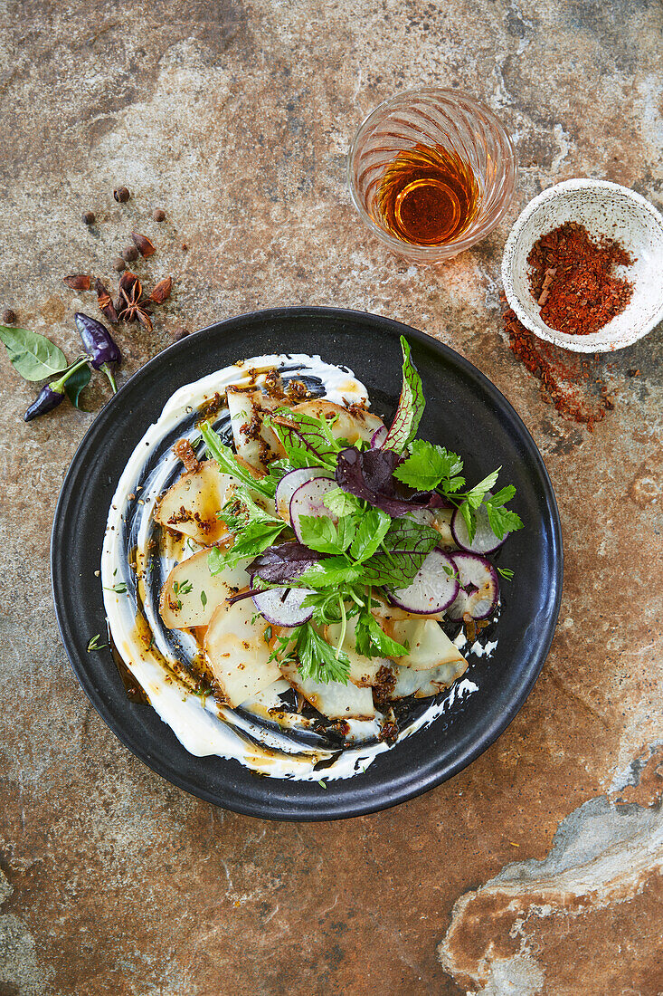 Vegetarisches Carpaccio vom Gewürz-Sommersellerie mit Nüssen