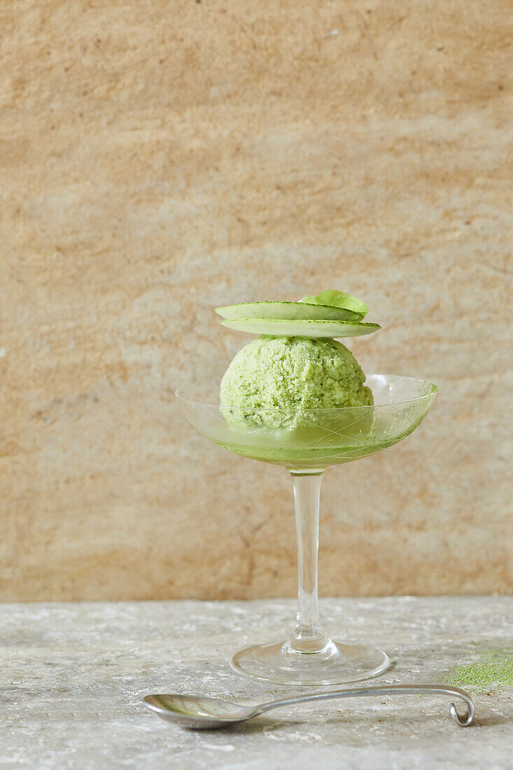 Grünes Matcha-Apfel-Sorbet