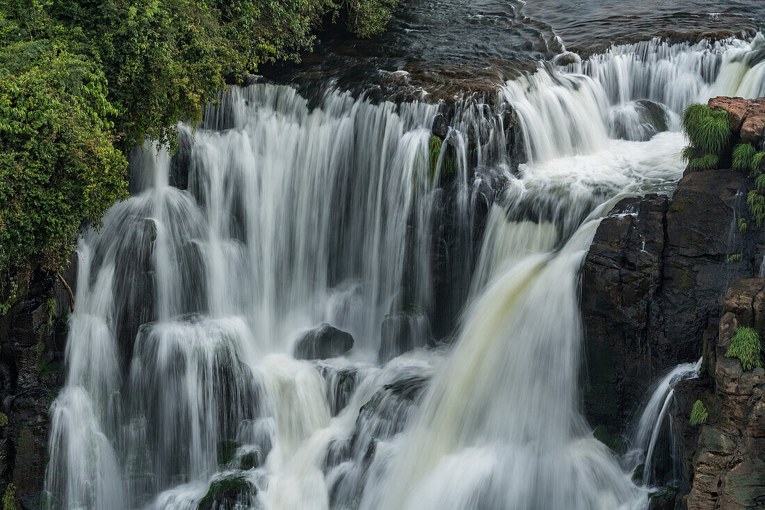 Der Nationalpark Iguazu Falls in Argentinien, von Brasilien aus gesehen. Ein UNESCO-Welterbe. Das Bild zeigt einen der Drei-Musketiere-Fälle oder Salto Tres Mosqueteros