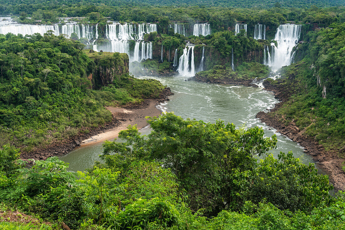 Iguazu Falls National Park in Argentinien, von Brasilien aus gesehen. Ein UNESCO-Welterbe. Von links nach rechts sind San Martin, Mbigua, Bernabe Mendez, Adam und Eva und die Bossetti-Fälle zu sehen