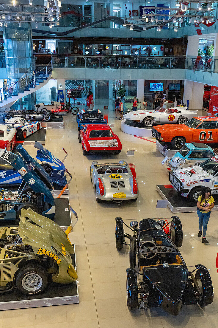 Die Hauptausstellungshalle des Automobilmuseums Termas de Rio Hondo in der Provinz Santiago del Estero in Argentinien