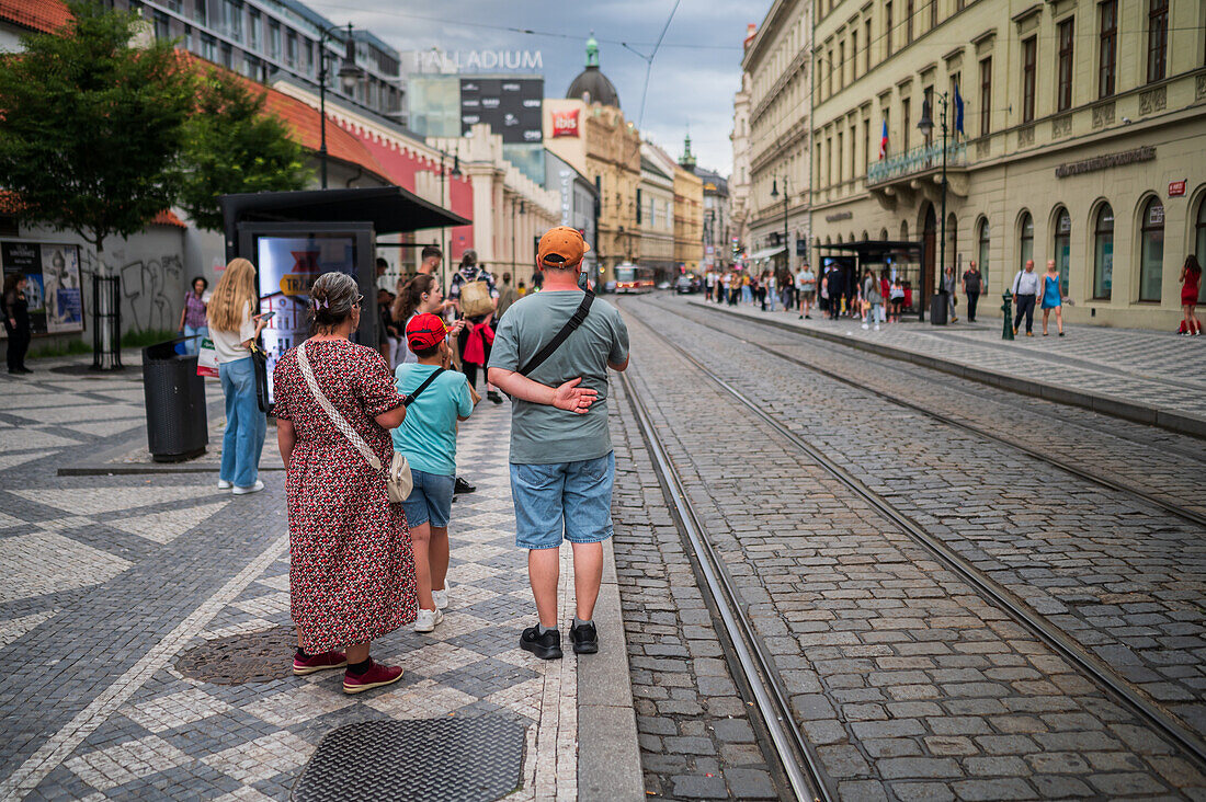 Menschen warten auf die Straßenbahn in Prag