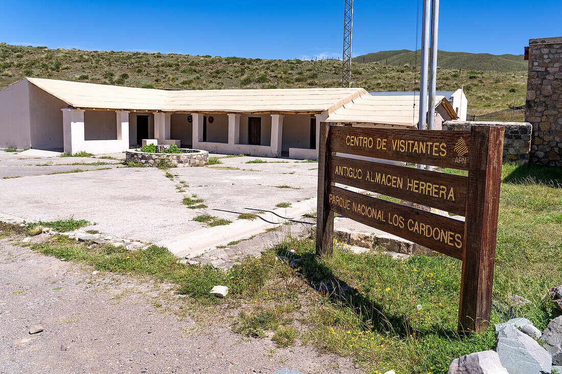 Das alte Herrera-Geschäft, heute das Besucherzentrum des Nationalparks Los Cardones in der Provinz Salta, Argentinien