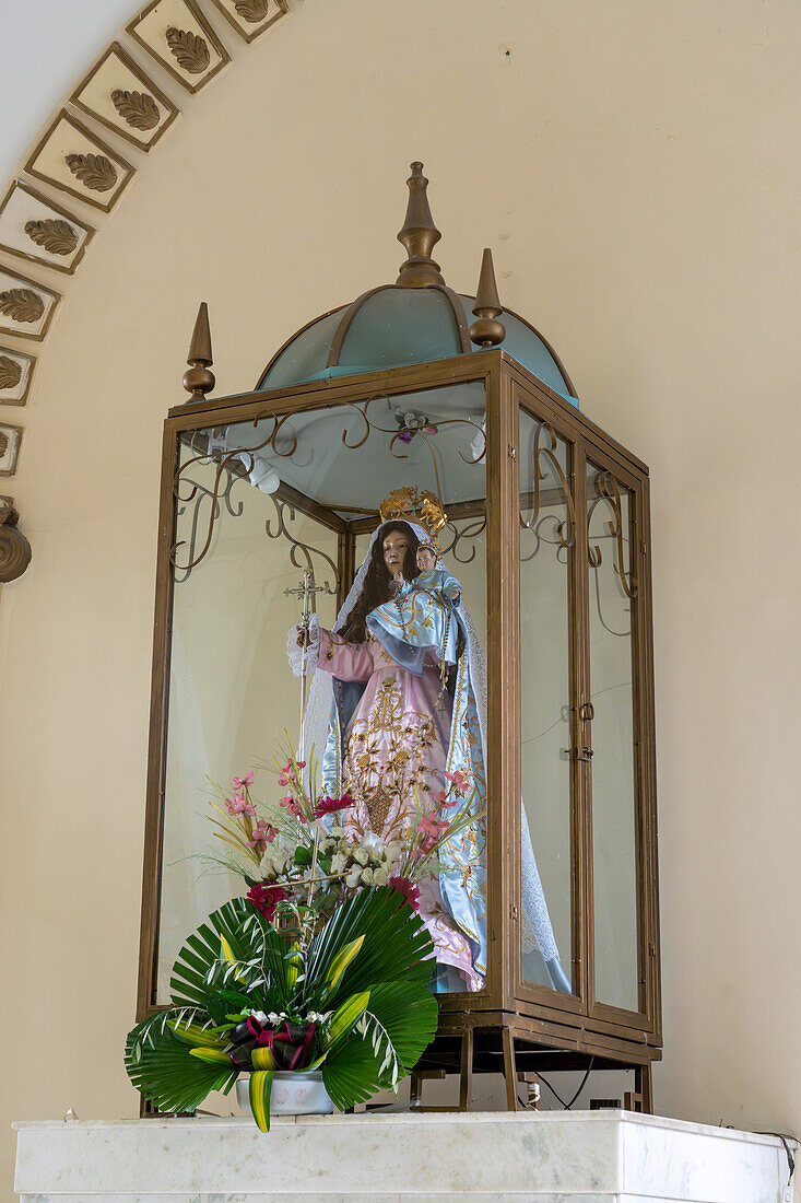 Die Statue der Jungfrau Maria in der Kirche Unserer Lieben Frau vom Rosenkranz, Monteros, Argentinien, ist zum Palmsonntag mit Palmblättern geschmückt