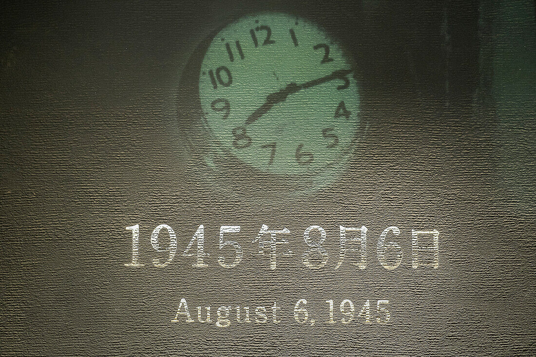 Datum und Uhrzeit der Zündung der Atombombe, das Bild reproduziert eine echte Uhr, die nach dem Bombenabwurf gefunden wurde. Ausstellung im Hiroshima Peace Memorial Museum, Hiroshima, Japan