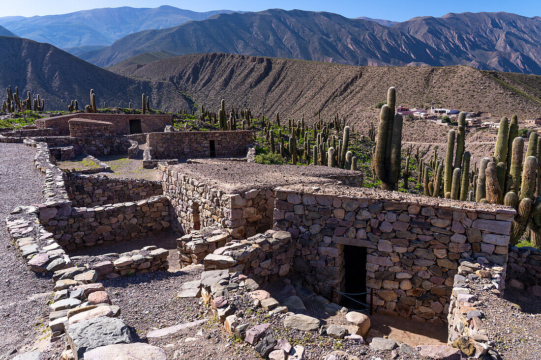 Teilweise rekonstruierte Ruinen in der Pucara von Tilcara, einer prähispanischen Ausgrabungsstätte bei Tilcara, Humahuaca-Tal, Argentinien