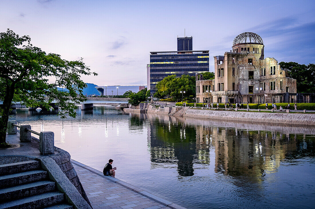 Das Hiroshima-Friedensdenkmal (Genbaku-Kuppel, Atombombenkuppel oder A-Bombenkuppel) und der Motoyasu-Fluss in Hiroshima, Japan