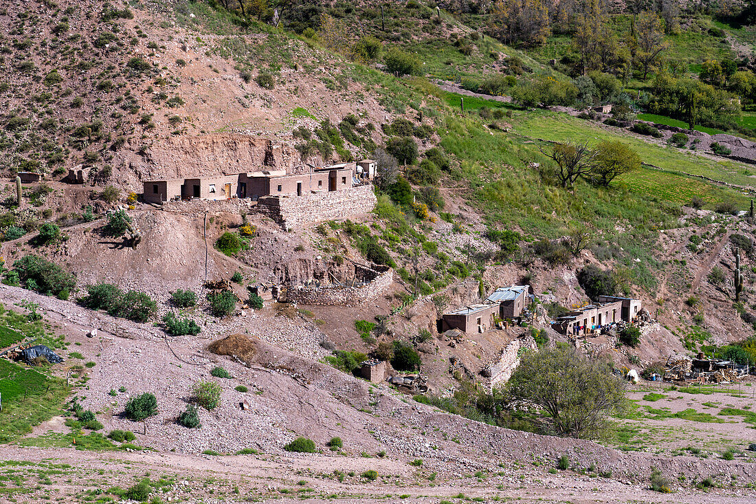 Steinerne Bauernhäuser in der erodierten Schlucht der Cuesta de Lipan zwischen Purmamarca und Salinas Grande in Argentinien