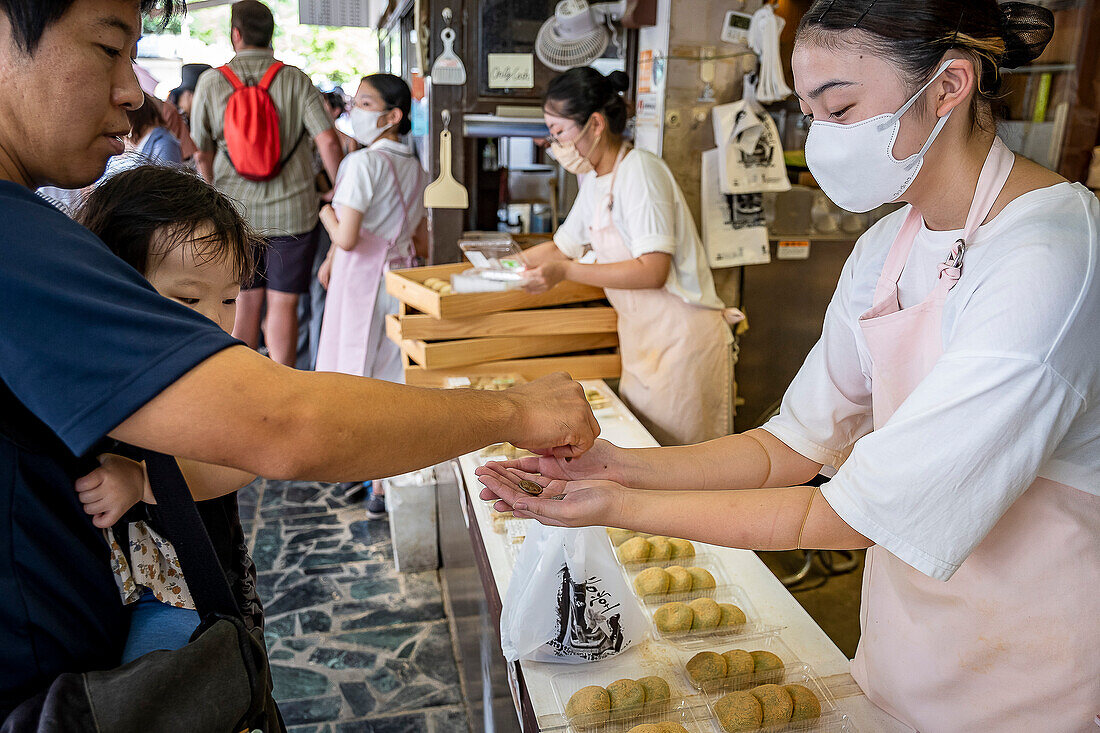 Verkauf der traditionellen Daifuku im Nakatanidou-Laden, die aus weichem Reiskuchen (Mochi) bestehen und mit süßer Bohnenpaste gefüllt sind, in Nara, Japan