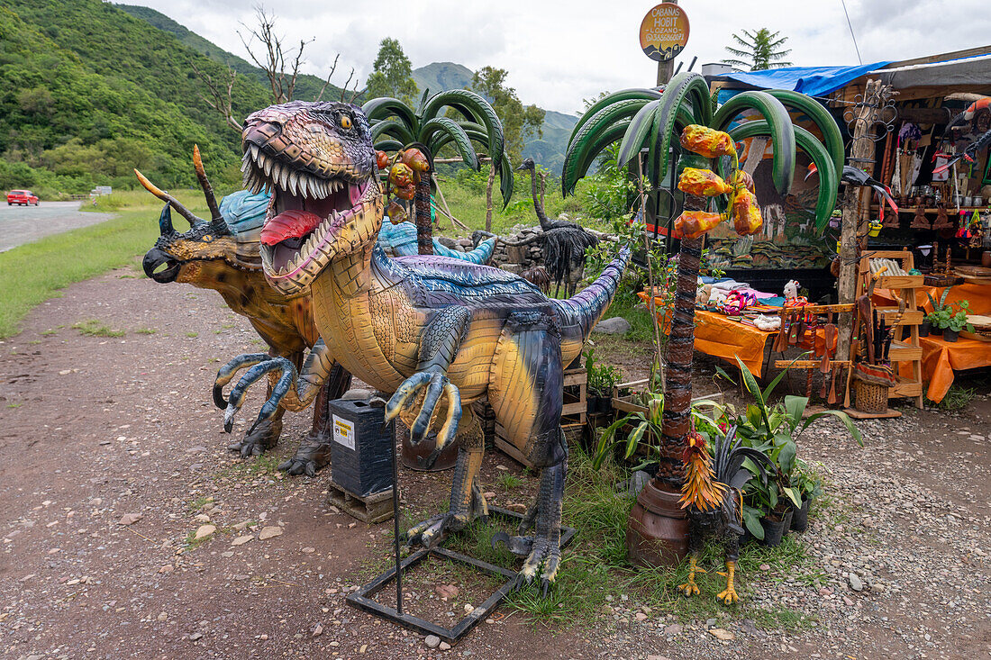 Tierskulpturen aus recycelten Reifen an einem Souvenirstand am Straßenrand in der Quebrada de Humahuaca in Argentinien