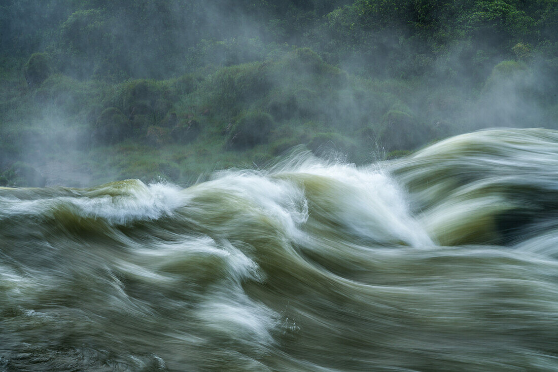 Ein abstraktes Bild von Wasser, das über die Wasserfälle im Iguazu Falls National Park in Argentinien fließt. AU