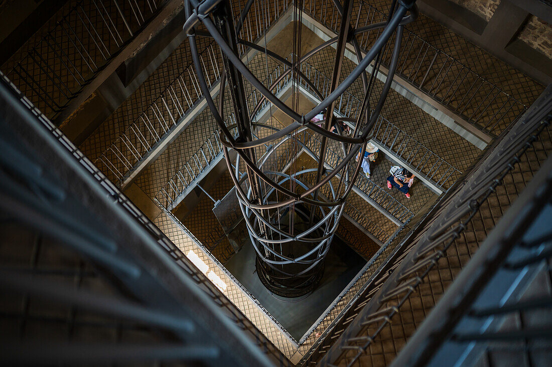 Innentreppe im Astronomischen Uhrenturm, Prag