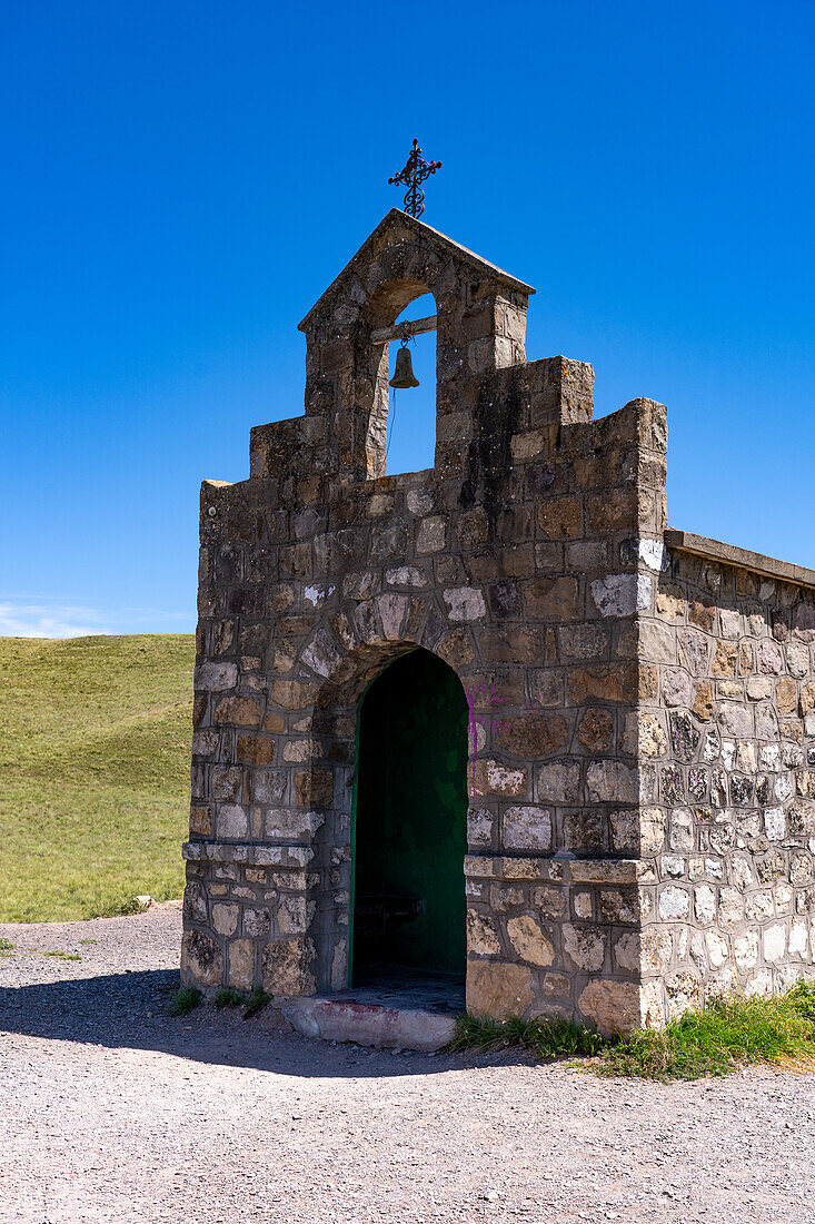 Die winzige Capilla San Rafael auf dem Gipfel der Cuesta del Obispo an der Ruta 33 von Salta zum Cardones-Nationalpark, Argentinien. Höhe 3.348 Meter oder 10.985 Fuß