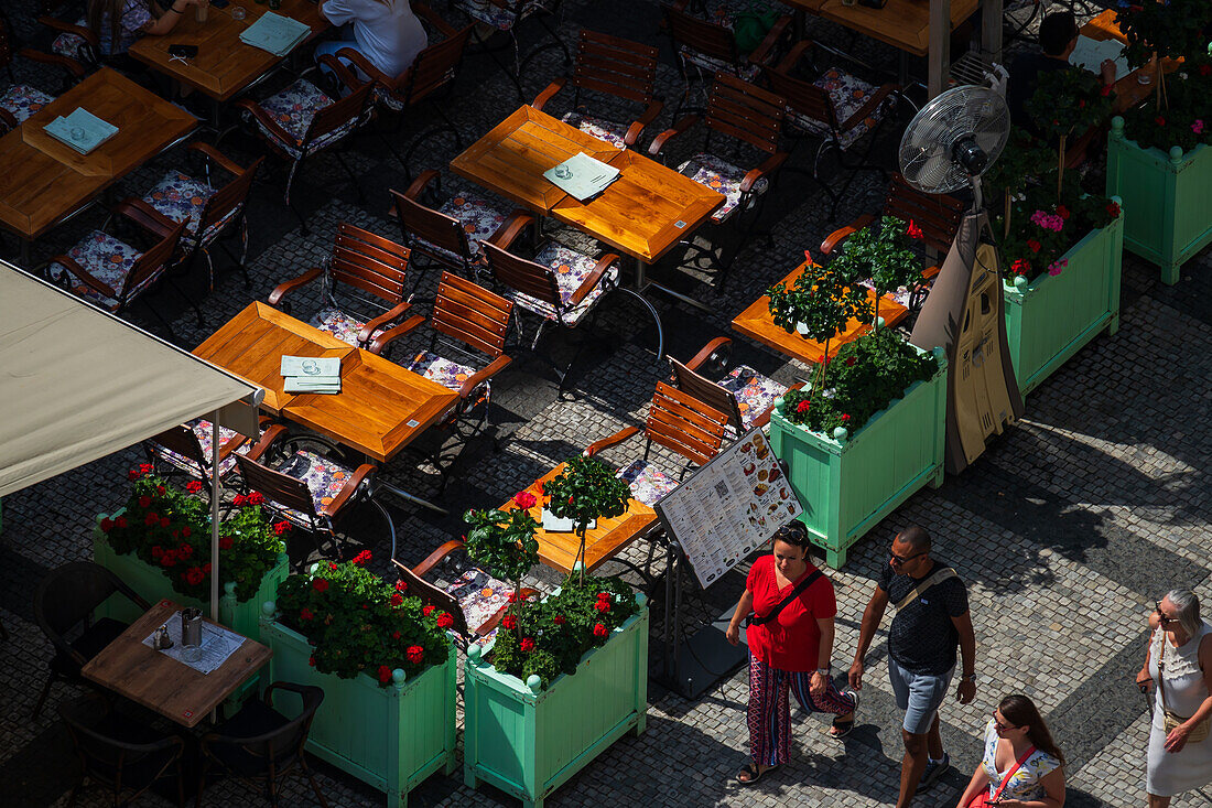 Blick auf Touristen, Geschäfte und Restaurants vom Turm des Alten Rathauses in Prag