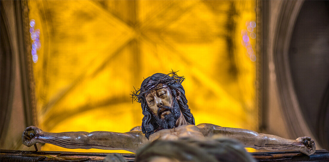 Sevilla, Spanien, 23. Oktober 2016, Nahaufnahme von Cristo del Perdon, einer Skulptur von Francisco Villegas aus dem Jahr 1614, in der historischen Kathedrale von Sevilla, Spanien