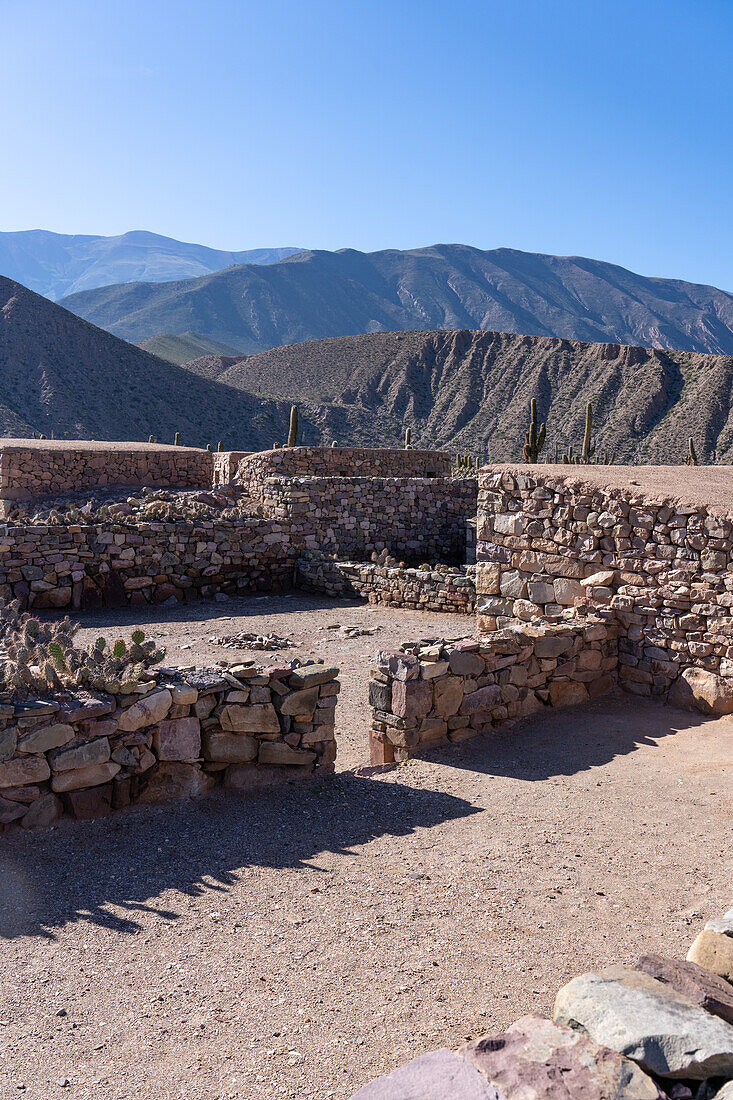 Teilweise rekonstruierte Ruinen in der Pucara von Tilcara, einer prähispanischen archäologischen Stätte in der Nähe von Tilcara, Humahuaca-Tal, Argentinien