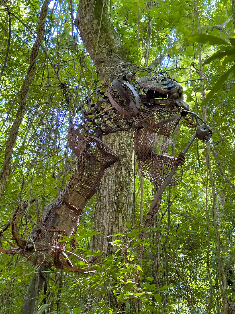 Metallskulptur von La Bruja, einem mythischen Hexenwesen, an einem Weg im argentinischen Calilegua-Nationalpark. Sie ist eine Figur der argentinischen Folklore