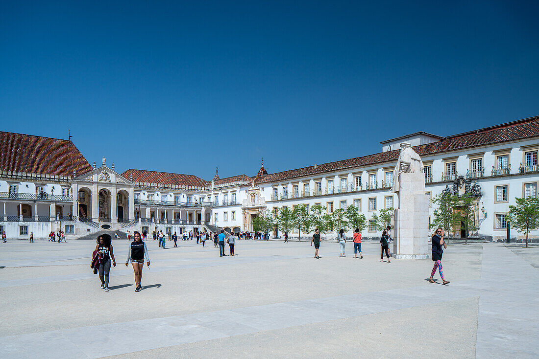 Coimbra, Portugal, 13. April 2017, Spaziergänger im Innenhof der Universität von Coimbra bei klarem Himmel