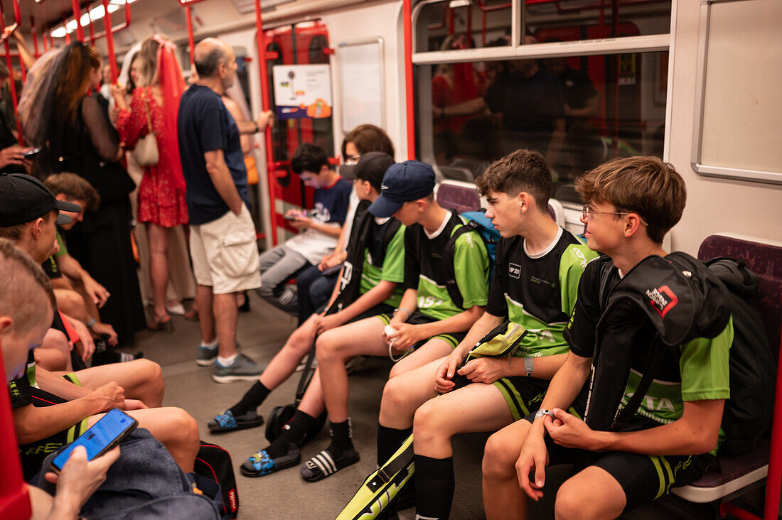 Junge Sportmannschaft in einem Prager U-Bahn-Wagen